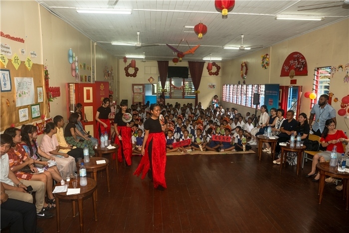 中華學(xué)校學(xué)生表演扇子舞。