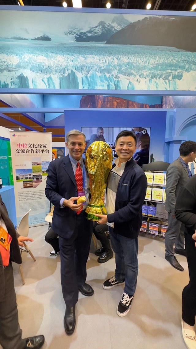 2022年，馬克西米與同事在上海。圖片由受訪者提供