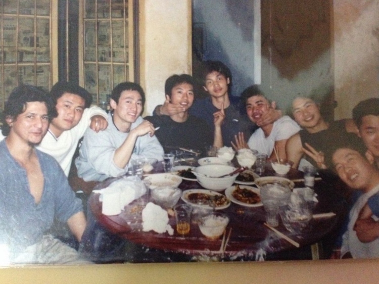 2007 年，卡洛斯·卡斯蒂略（左一）和他的中國朋友在武漢慶祝春節(jié)。圖片由受訪者提供