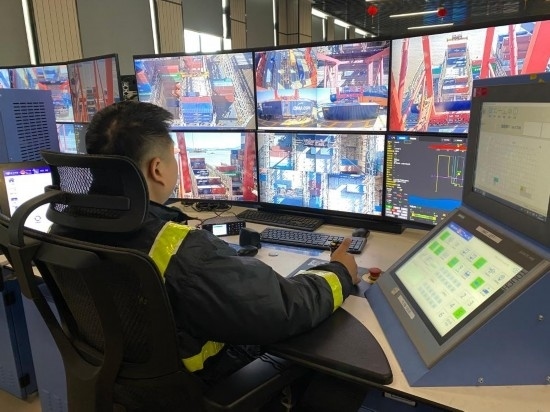 圖為寧波舟山港梅山港區(qū)遠(yuǎn)控操作室內(nèi)，橋吊司機(jī)在遠(yuǎn)程控制橋吊裝卸。新華社記者魏一駿 攝