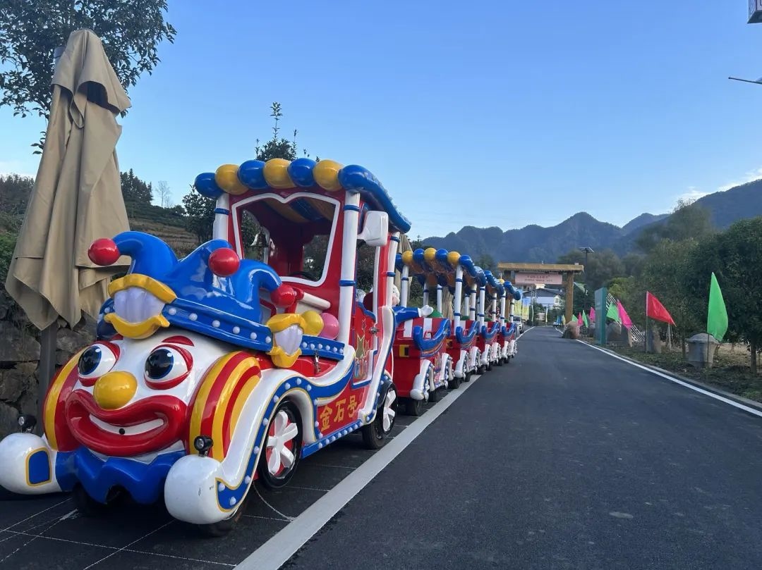 2023年10月，金石村集體出資購買了兩輛無軌觀光小火車。紫陽縣融媒體中心供圖