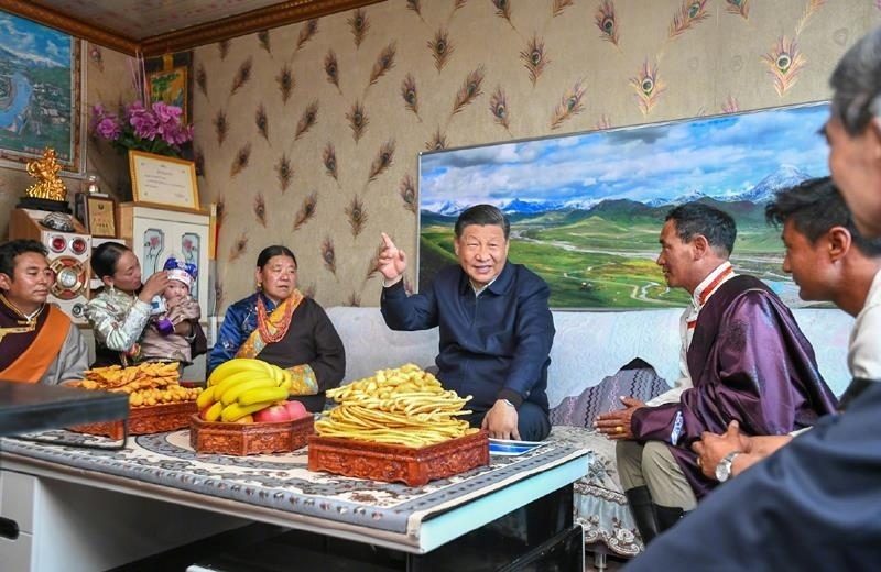 △2021年6月8日，習(xí)近平總書記在青海海北藏族自治州剛察縣果洛藏貢麻村，同藏族牧民索南才讓一家人圍坐在客廳聊家常。