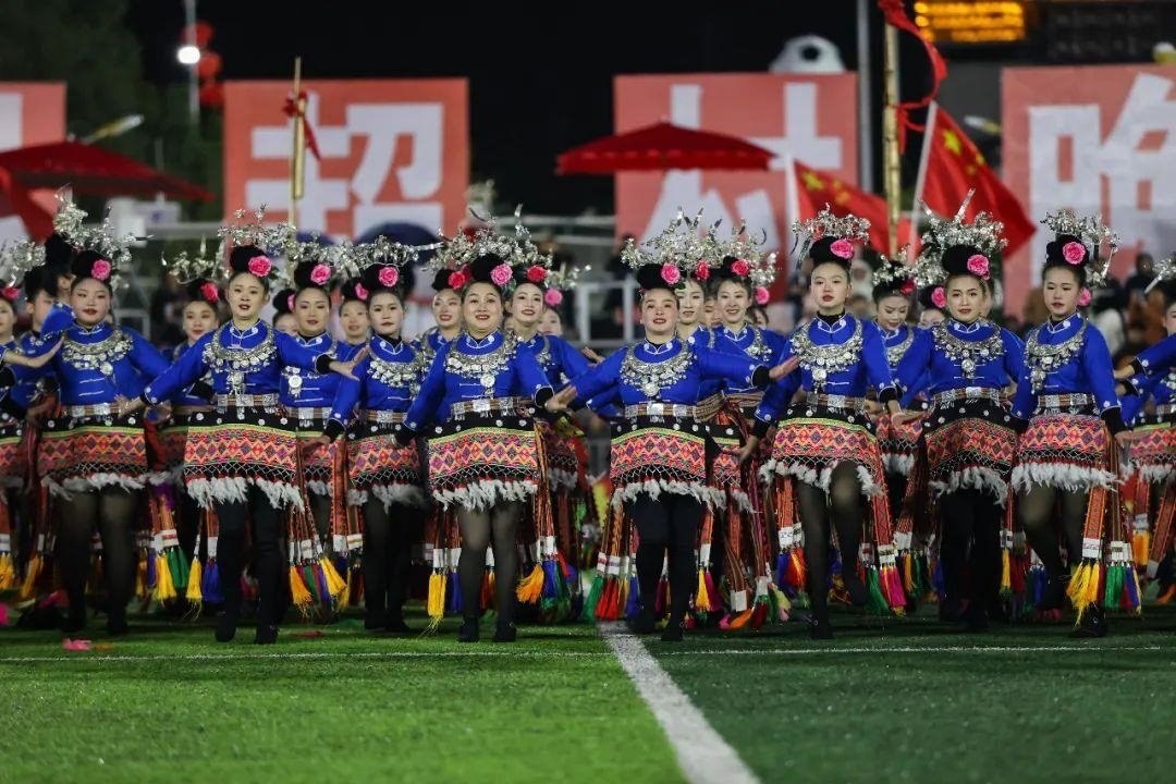 △2024年2月3日，2024年全國“村晚”示范展示活動(dòng)暨貴州“村超村晚”系列活動(dòng)之一的民族文化展演，在榕江縣“村超”足球場舉行。