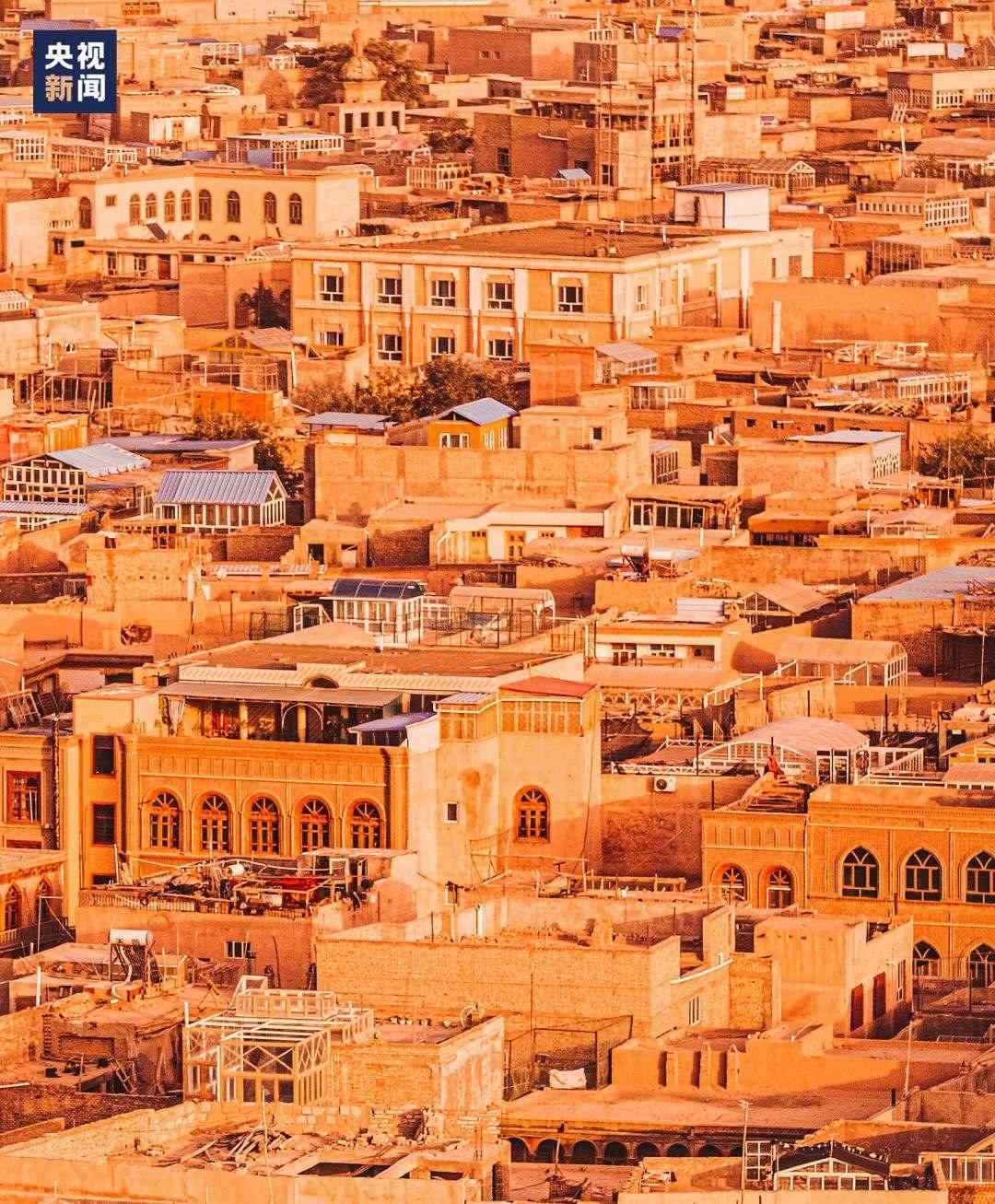 △喀什古城在天山和昆侖山的守護(hù)下，留住了千年前的樣子。