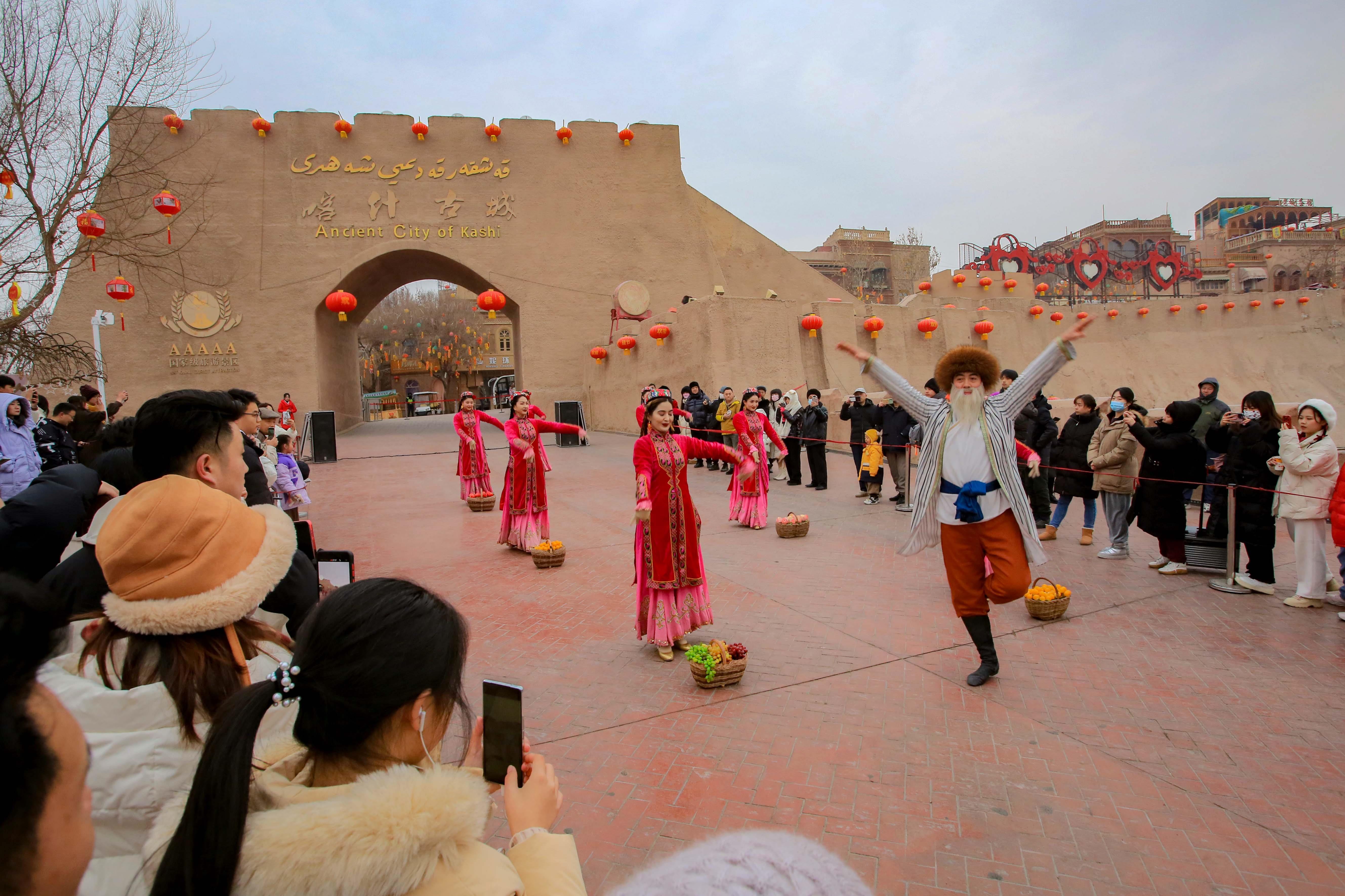 △2024年2月4日，演員在新疆喀什古城入城儀式上表演舞蹈。