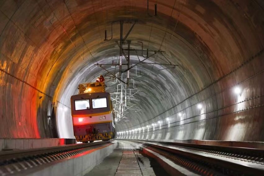 凌晨，接觸網(wǎng)作業(yè)車(chē)的燈光紅黃相間。胡鵬攝