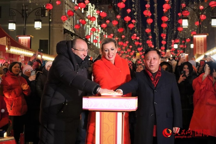 張漢暉、扎哈羅娃、科茲洛夫（從右至左）共同按下活動啟動按鈕。于子恒攝