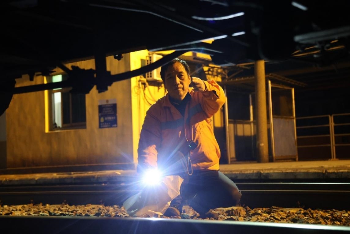 凌晨2點(diǎn)，李金饒正在檢查關(guān)門車。陸佳駿攝