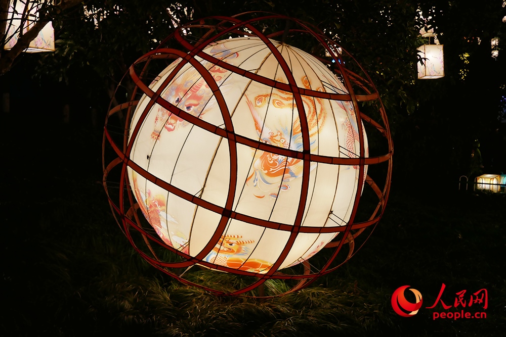 白鷺洲公園展出的燈彩作品。人民網(wǎng)記者 韋衍行攝