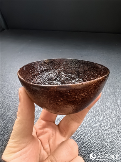 用橘子皮制成的碗。人民網(wǎng)記者 周雯攝