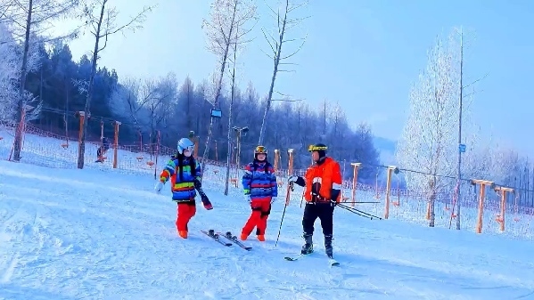 新春走基層｜滑雪場(chǎng)上過(guò)春節(jié)！冰城“冷資源”變成“熱經(jīng)濟(jì)”