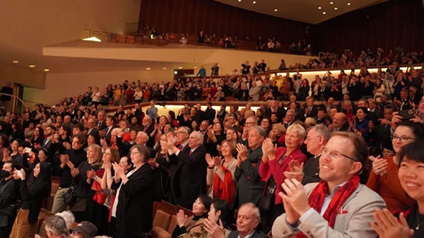 中德觀眾觀看中央民族樂(lè)團(tuán)“”天地永樂(lè)·中國(guó)節(jié)“”音樂(lè)會(huì)。中國(guó)駐德國(guó)大使館供圖