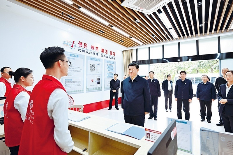 2023年12月14日至15日，中共中央總書(shū)記、國(guó)家主席、中央軍委主席習(xí)近平在廣西考察。這是14日上午，習(xí)近平在南寧市良慶區(qū)蟠龍社區(qū)黨群服務(wù)中心考察。 新華社記者 燕雁/攝