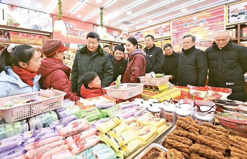 2024年2月1日至2日，中共中央總書(shū)記、國(guó)家主席、中央軍委主席習(xí)近平來(lái)到天津，看望慰問(wèn)基層干部群眾。這是1日下午，習(xí)近平在天津古文化街考察時(shí)，走進(jìn)店鋪同現(xiàn)場(chǎng)群眾互動(dòng)交流。 新華社記者 謝環(huán)馳/攝