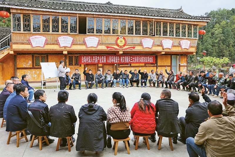 圖為2023年4月6日，貴州省黔東南苗族侗族自治州施秉縣白垛鄉(xiāng)白垛村村民在討論產(chǎn)業(yè)發(fā)展、人居環(huán)境提升、鄉(xiāng)村文明建設(shè)相關(guān)事宜。 人民圖片 磨桂賓/攝