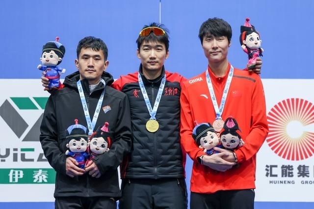 1月12日，“十四冬”速度滑冰（公開組）男子500米比賽，冠軍黑龍江隊選手高亭宇（中）、亞軍遼寧隊選手楊濤（左）、季軍河北隊選手李添龍在頒獎儀式上合影。新華社記者 王楷焱 攝