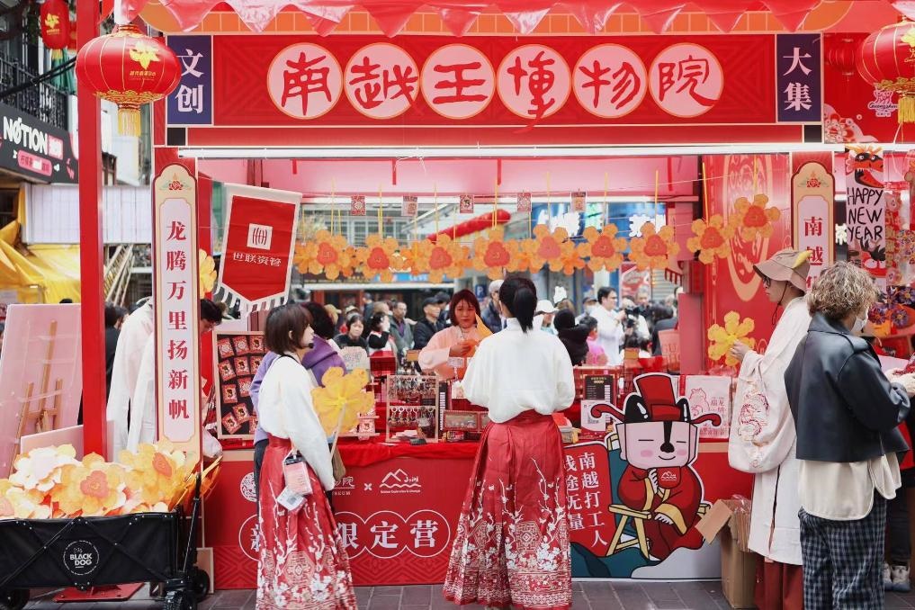 在西湖花市的南越王博物院攤位，文創(chuàng)與花市的跨界融合吸引了不少市民游客駐足。（南越王博物院供圖）