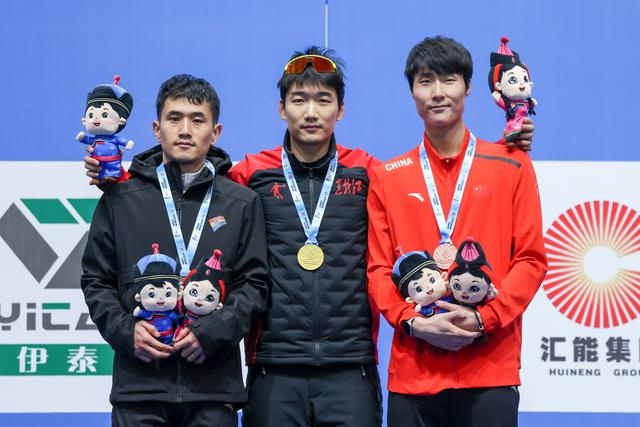 1月12日，“十四冬”速度滑冰（公開組）男子500米比賽，冠軍黑龍江隊選手高亭宇（中）、亞軍遼寧隊選手楊濤（左）、季軍河北隊選手李添龍在頒獎儀式上合影。新華社記者 王楷焱 攝