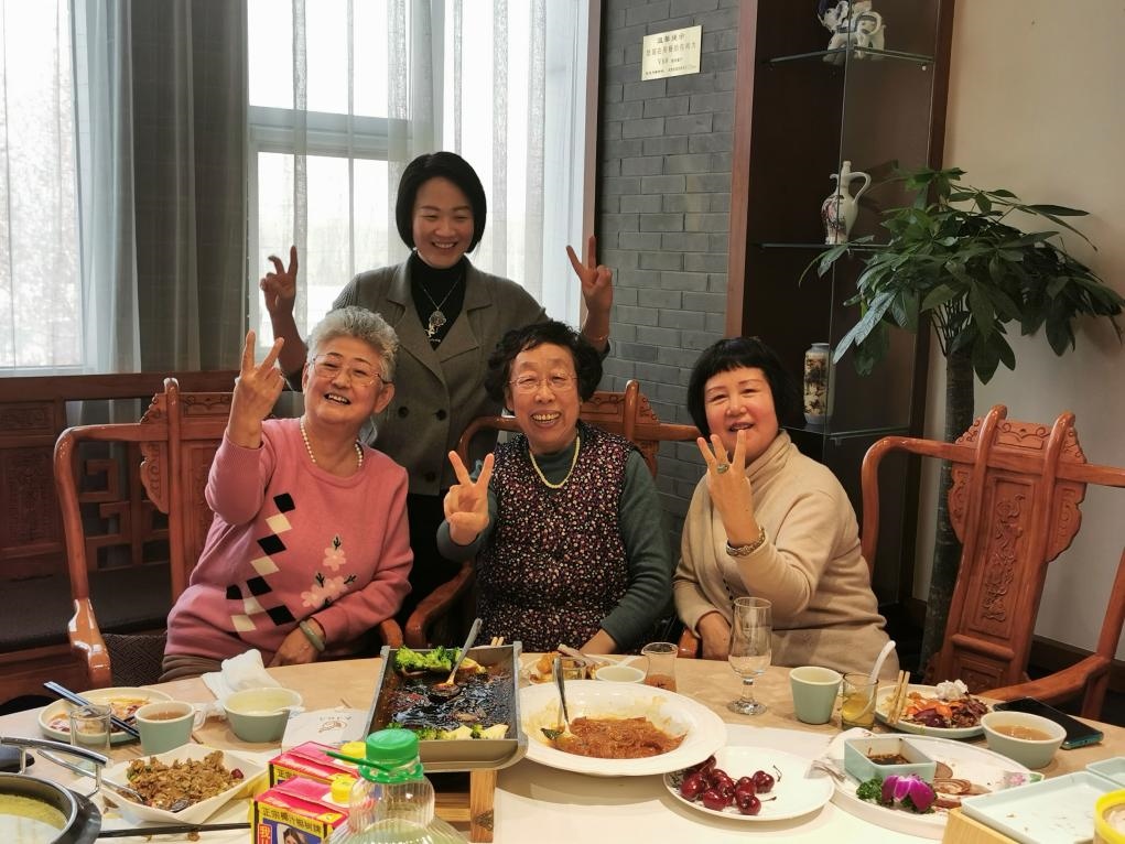 吳釗（前排左一）和鄰居一起在天津過年。（采訪對象供圖）