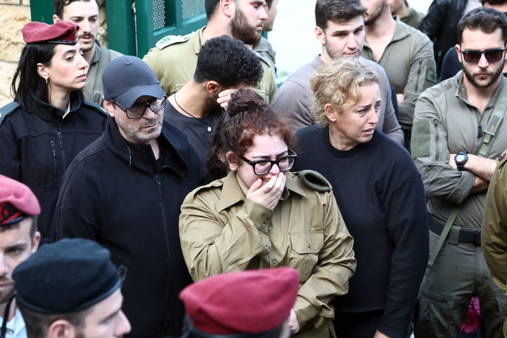 1月23日，在以色列特拉維夫的一處公墓，人們參加一名以色列士兵的葬禮。新華社發(fā)（吉德翁·馬科維奇攝/基尼圖片社）