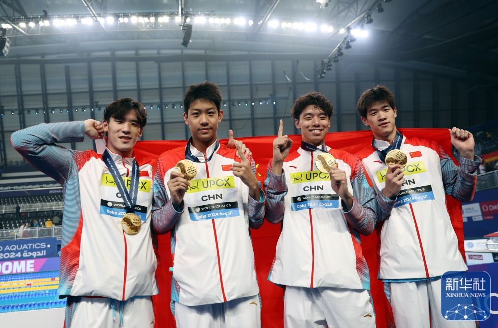 2月11日，2024年多哈游泳世錦賽男子4×100米自由泳接力決賽，中國隊選手王浩宇、張展碩、季新杰和潘展樂（從左到右）在頒獎儀式后合影慶祝。新華社記者 雒圓 攝