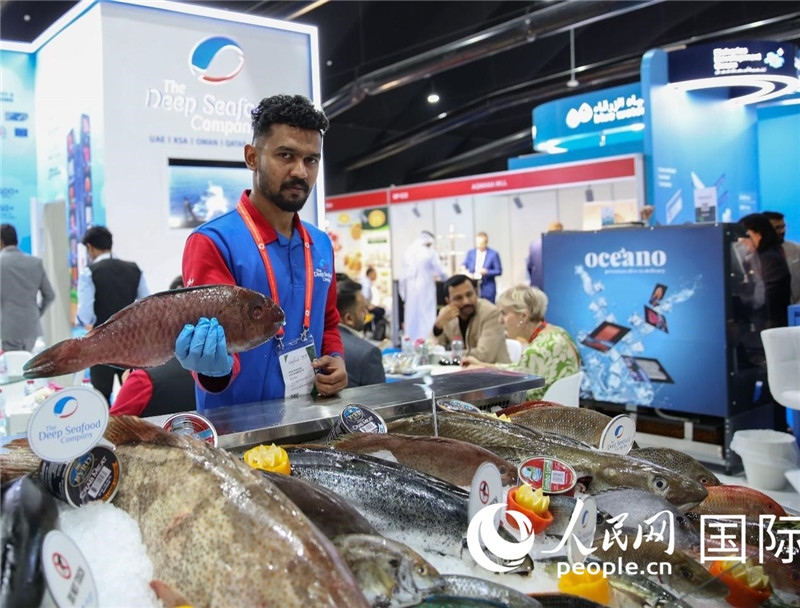 海灣食品展上，一位展商在展示海產(chǎn)品。人民網(wǎng) 塔里克·易卜拉欣攝