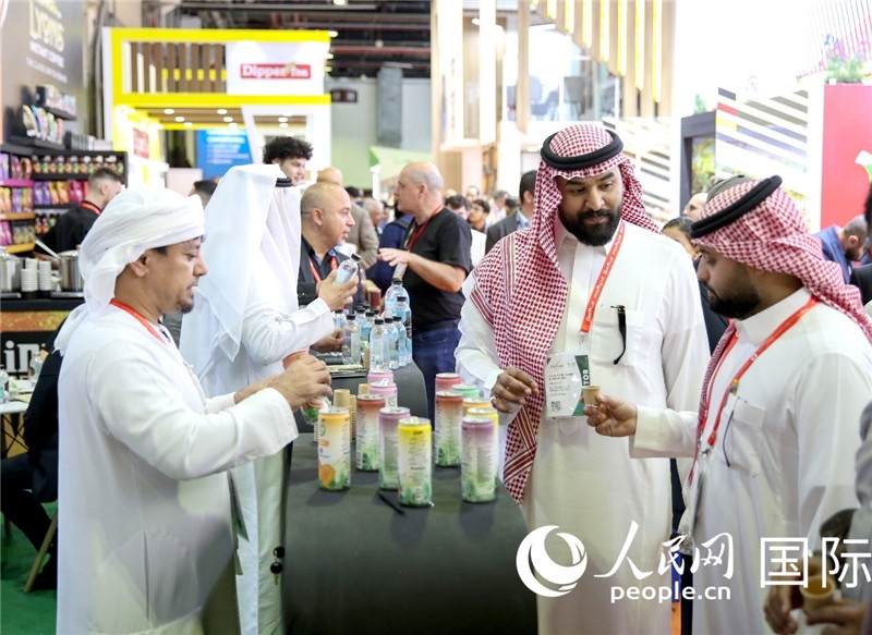 圖為專業(yè)觀眾在海灣食品展飲料展區(qū)參觀。人民網(wǎng) 塔里克·易卜拉欣攝