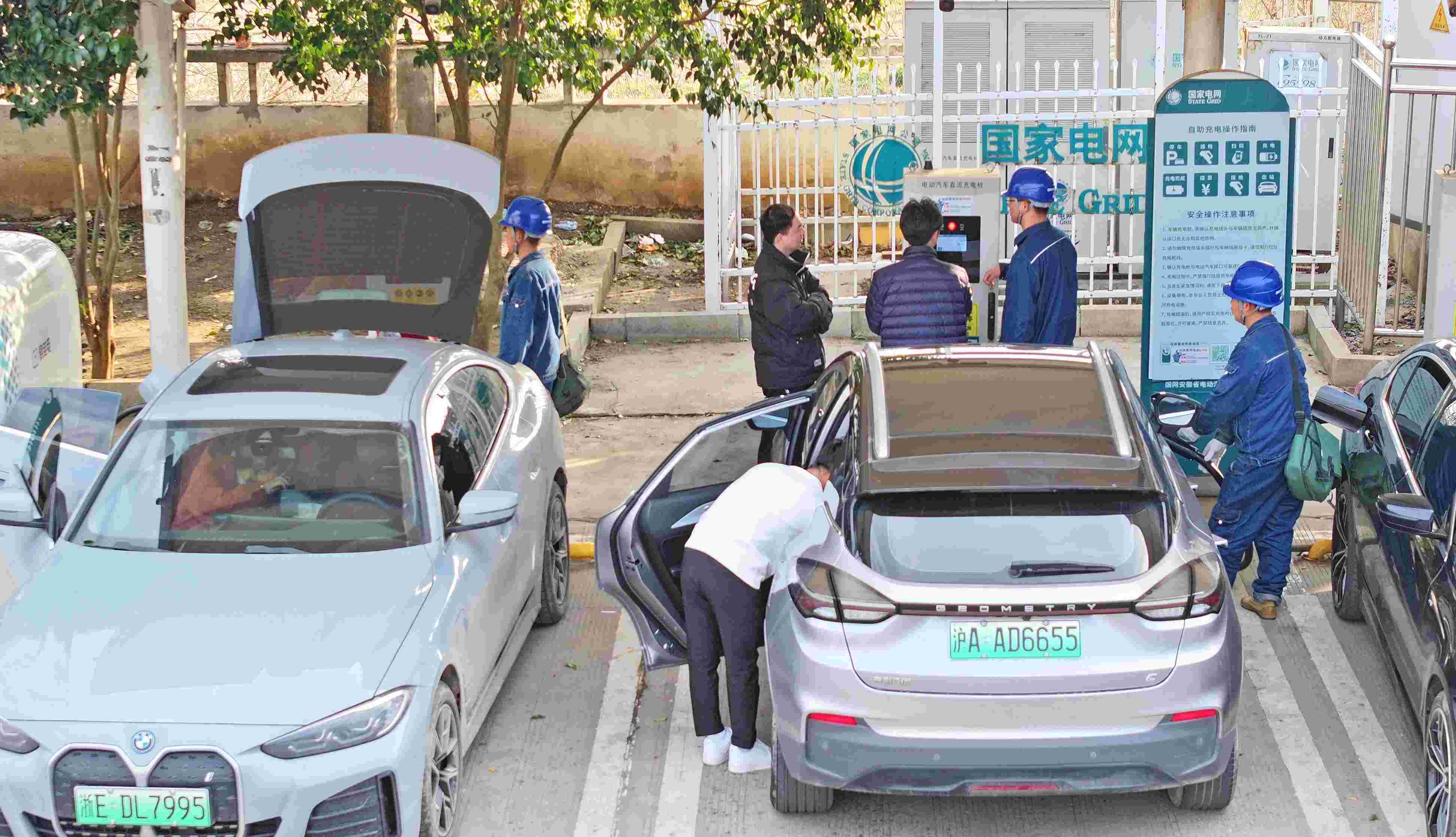 △ 2024年2月17日，安徽滁州來安縣大英鎮(zhèn)境內(nèi)的G36寧洛高速曹莊服務(wù)區(qū)，滁州市供電公司工作人員協(xié)助電動汽車車主高效解決充電中遇到的問題。