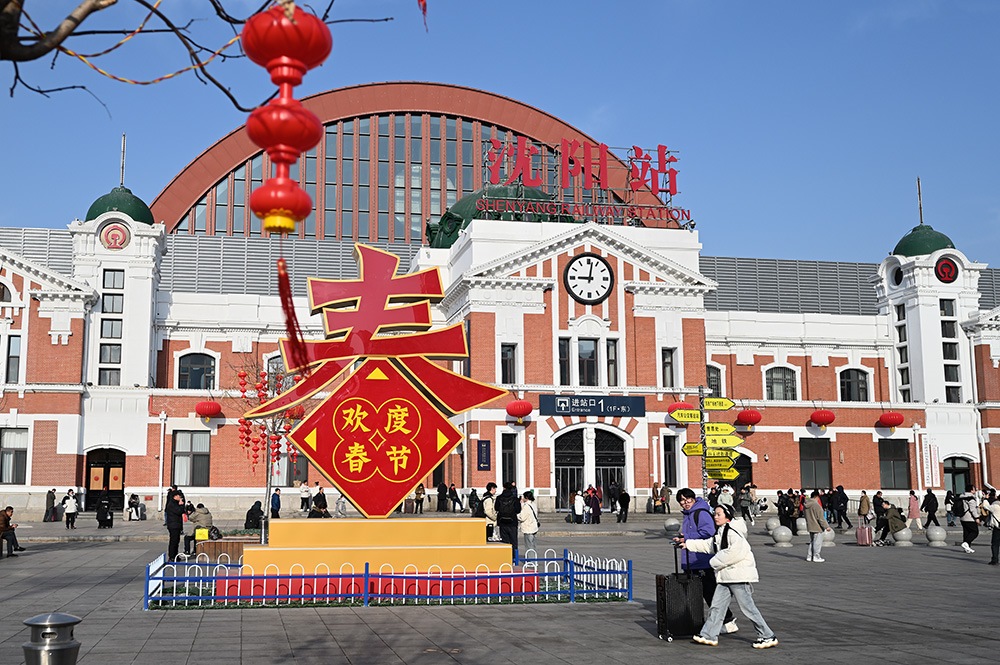 △ 2024年2月17日，沈陽站，人們拉著大大小小的行李箱，踏上了龍年新征程。