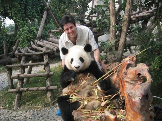 2006年，歐君廷在四川成都和熊貓合影