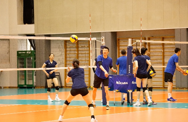 女排隊員在訓(xùn)練中。人民網(wǎng)記者李乃妍攝