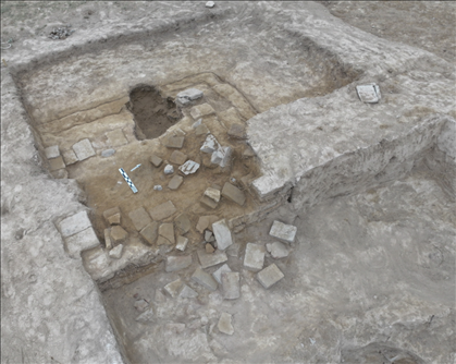 這是都蘭熱水墓群北一區(qū)M37號（“羊圈墓”）祭臺的砌磚。