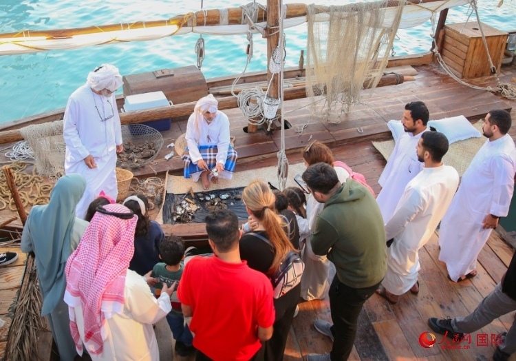 游客了解采珠工作。人民網(wǎng) 塔里克·易卜拉欣攝