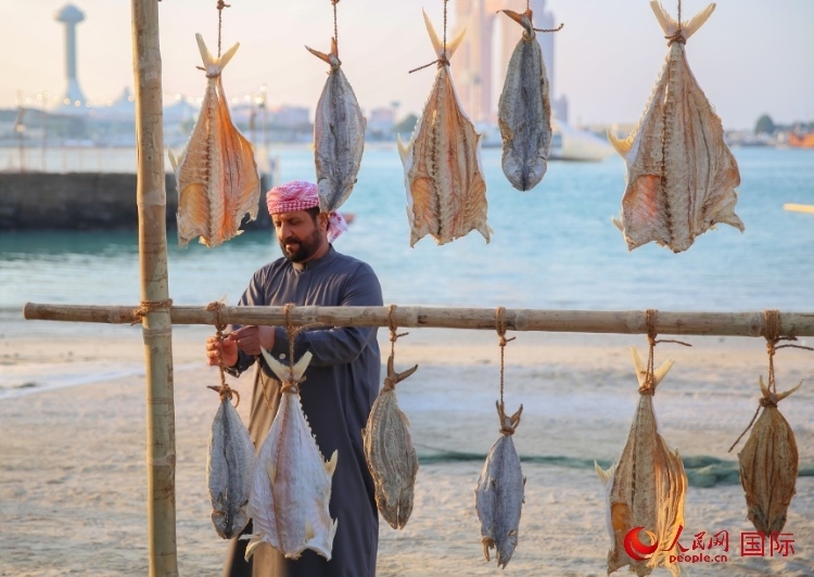  手工藝者展示如何晾曬魚干。人民網(wǎng) 塔里克·易卜拉欣攝