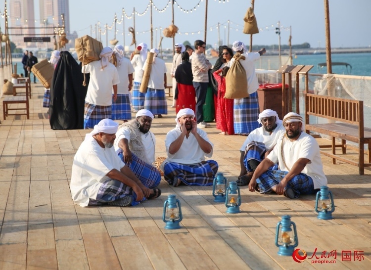 演藝人員展示售賣產(chǎn)品的場景。人民網(wǎng) 塔里克·易卜拉欣攝