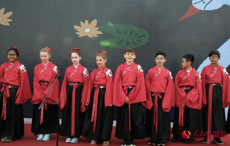 來自世界各地的小朋友一同誦讀中國古詩。人民網(wǎng) 滕婧含攝