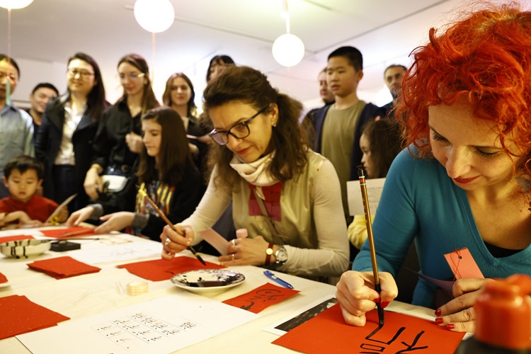 羅馬尼亞觀眾學習用毛筆寫“福”字。中國文化中心供圖