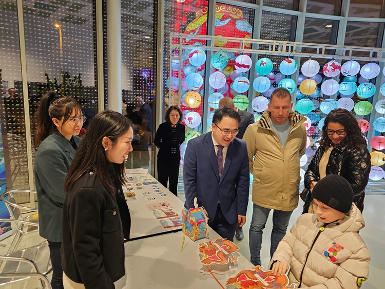 匈牙利小朋友猜燈謎。翟朝暉攝