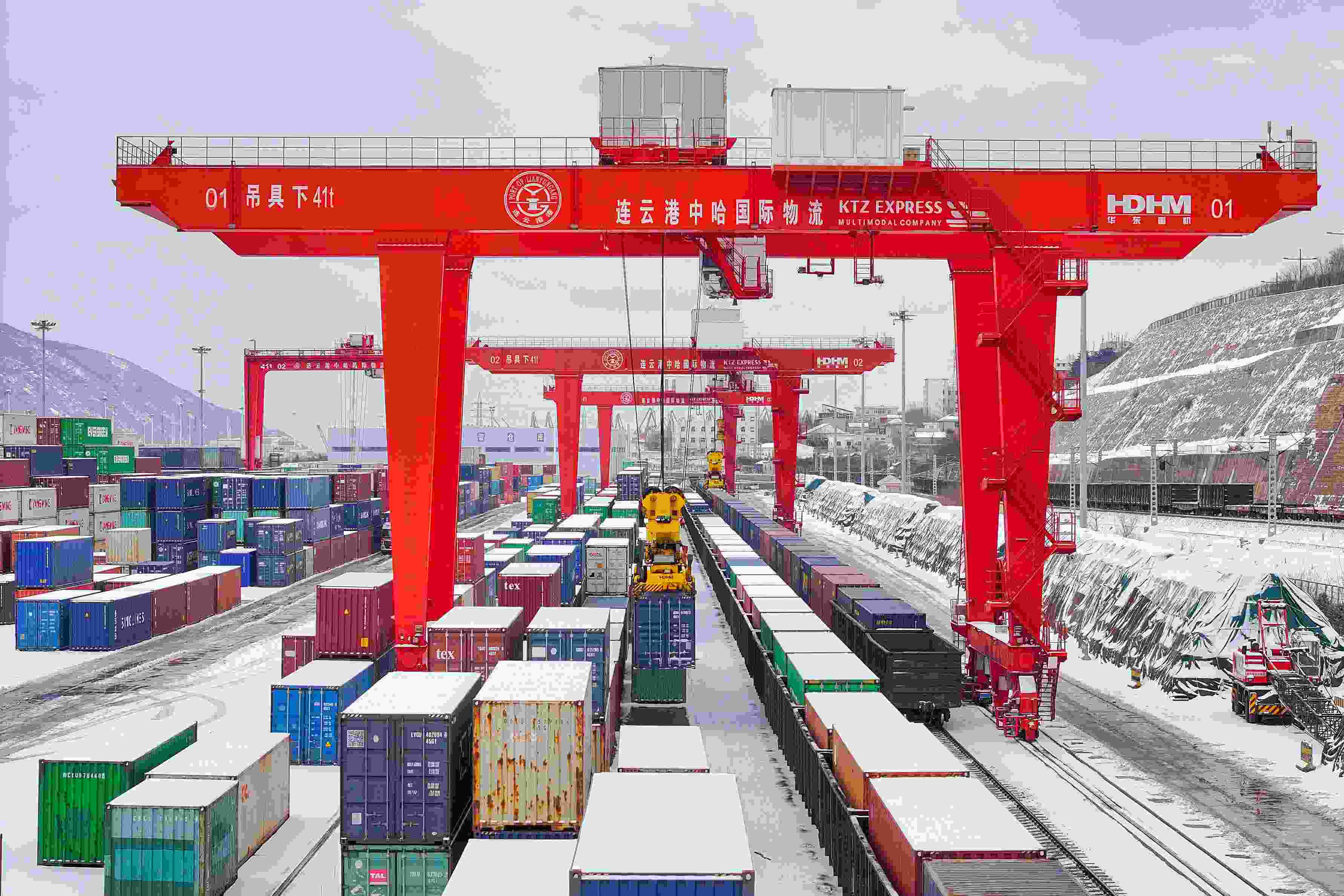 2024年2月22日，江蘇省連云港市中哈連云港物流合作基地，大型機(jī)械正在吊裝集裝箱。