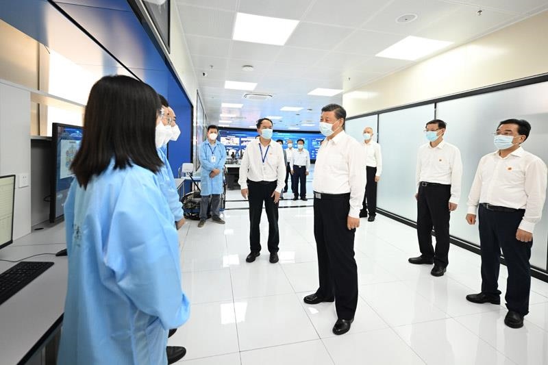 2023年7月6日，習(xí)近平總書記在江蘇南京市考察紫金山實(shí)驗(yàn)室時，同科研人員親切交流。