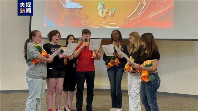 △學生代表演唱中文歌曲《情緣留住永恒的記憶》