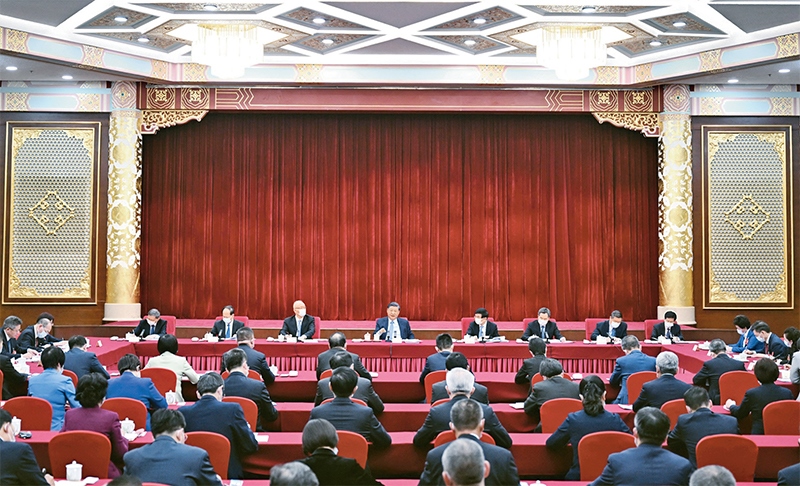 2023年3月6日，中共中央總書記、國家主席、中央軍委主席習(xí)近平看望參加全國政協(xié)十四屆一次會議的民建、工商聯(lián)界委員，并參加聯(lián)組會，聽取意見和建議。中共中央政治局常委、全國政協(xié)十四屆一次會議主席團(tuán)會議主持人王滬寧，中共中央政治局常委蔡奇、丁薛祥參加看望和討論。 新華社記者 謝環(huán)馳/攝