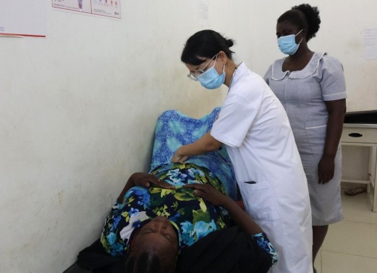 2023年2月27日，在塞拉利昂首都弗里敦，一名中國(guó)醫(yī)療隊(duì)的醫(yī)生正在為患者檢查身體。