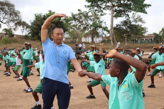 2月20日，在塞拉利昂首都弗里敦，來(lái)自塞拉利昂大學(xué)孔子學(xué)院的武術(shù)教師劉偉在為當(dāng)?shù)貙W(xué)生上武術(shù)課。