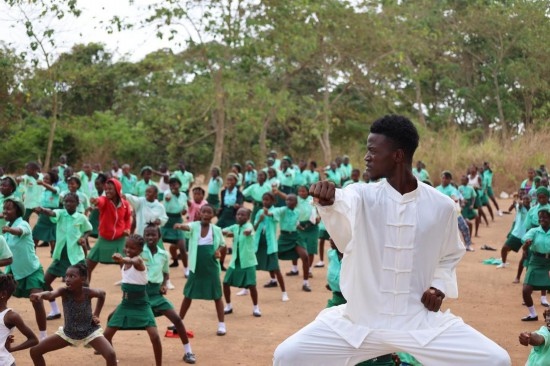 2月20日，在塞拉利昂首都弗里敦，當(dāng)?shù)貙W(xué)生在上武術(shù)課。