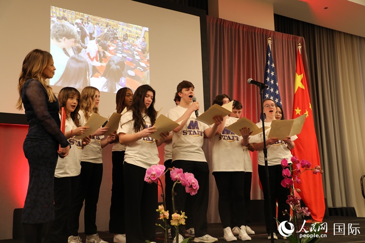 馬斯卡廷中學(xué)的學(xué)生們還深情演唱了表現(xiàn)中美兩國人民友誼的歌曲《情緣留住永恒的記憶》。 人民網(wǎng)記者 李志偉攝