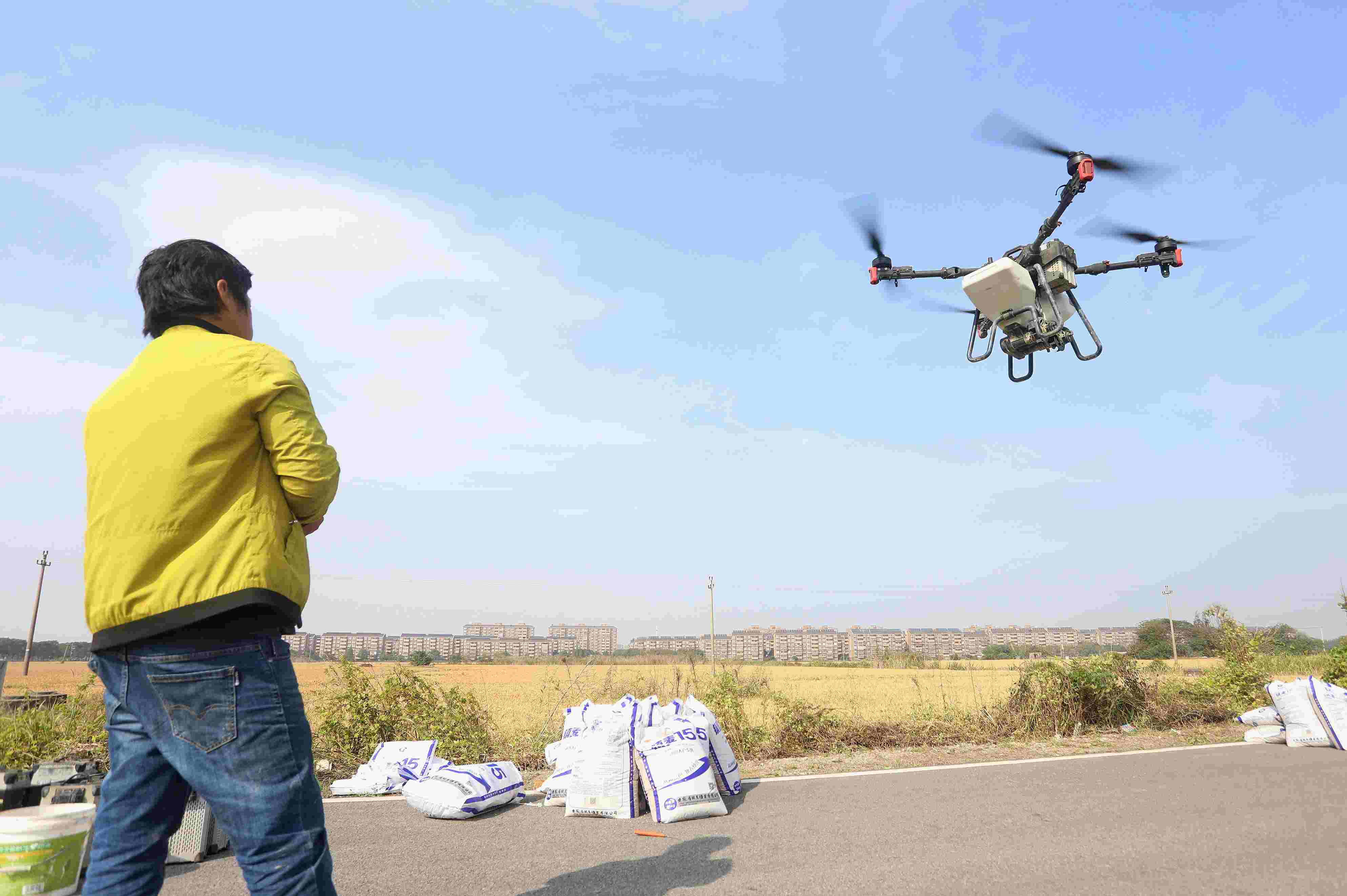 2023年11月15日，浙江嘉興，南湖區(qū)七星街道一處農(nóng)田里，農(nóng)民操縱無人機進行冬小麥飛播。