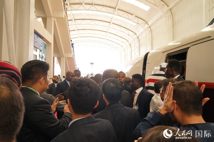 人們爭(zhēng)相前往紅線(xiàn)試乘。人民網(wǎng)記者 姜宣攝