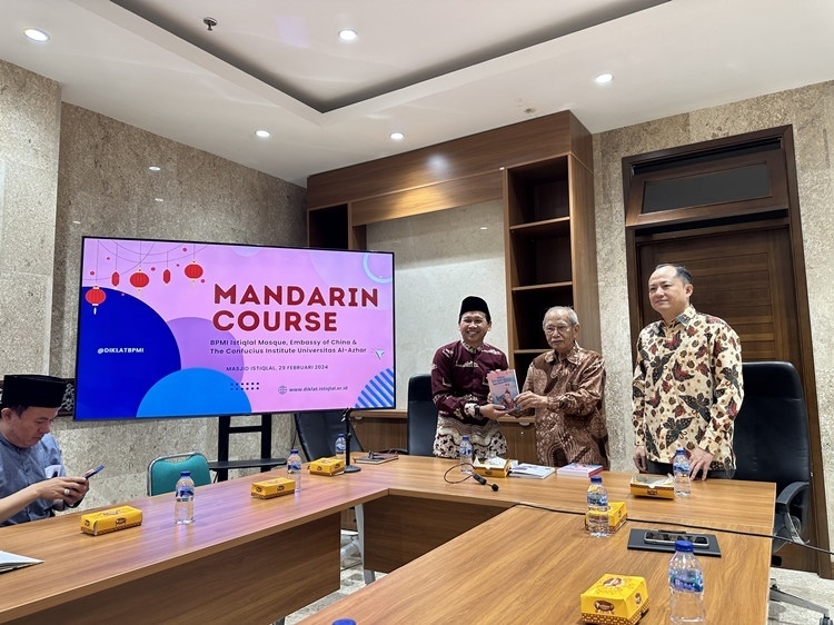 阿拉扎大學孔子學院向獨立清真寺贈書。阿拉扎大學孔子學院供圖