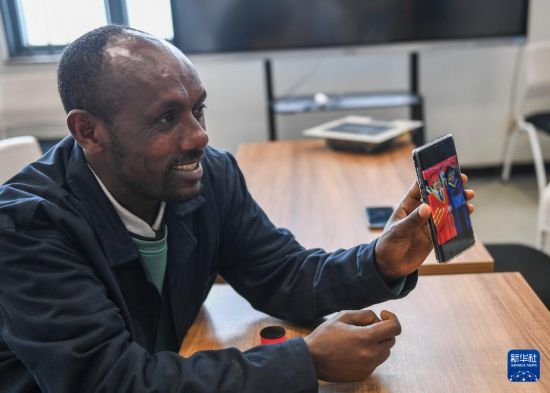 2月15日，在亞的斯亞貝巴的埃塞俄比亞聯(lián)邦職業(yè)技術(shù)培訓(xùn)學(xué)院，魯班工坊當(dāng)?shù)亟處熂s納斯·阿凱萊（中文名艾友涵）展示在中國學(xué)習(xí)時(shí)的照片。